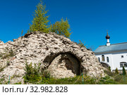 Рождества Богородицы Снетогорский женский монастырь. Колокольня.  Руины церкви Вознесения. Псков (2019 год). Стоковое фото, фотограф Александр Щепин / Фотобанк Лори