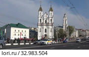 Церковь Воскресения Христова в городском пейзаже солнечным майским днем. Витебск, Белоруссия (2019 год). Редакционное видео, видеограф Виктор Карасев / Фотобанк Лори