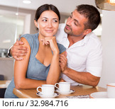 Man asking for forgiveness from girlfriend. Стоковое фото, фотограф Яков Филимонов / Фотобанк Лори