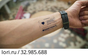 Futuristic heartbeat screen on the hand of the man. Стоковое видео, видеограф Dzmitry Astapkovich / Фотобанк Лори