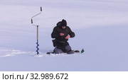 Рыбак на льду. Соревнования по рыбалке с мормышкой со льда. Fisherman on the ice. Competitions in fishing with jig from ice. (2020 год). Редакционное видео, видеограф Евгений Романов / Фотобанк Лори