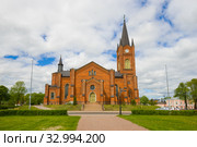Вид на старинную лютеранскую церковь города Ловийса облачным июньским днем. Финляндия (2017 год). Стоковое фото, фотограф Виктор Карасев / Фотобанк Лори