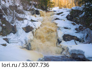 Водопад Юканкоски (Белые мосты) крупным планом апрельским днем. Карелия, Россия. Стоковое фото, фотограф Виктор Карасев / Фотобанк Лори