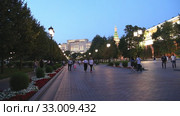 Alexander Garden near the Kremlin, Moscow, Russia (at night) (2020 год). Редакционное видео, видеограф Владимир Журавлев / Фотобанк Лори