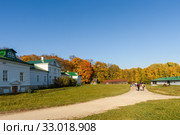 Музей-усадьба "Ясная Поляна". Золотая осень. Дом Волконского на территории заповедника осенним днём (2019 год). Редакционное фото, фотограф Игорь Низов / Фотобанк Лори