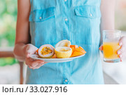 Tasty exotic fruits - ripe passion fruit, mango on breakfast at outdoor restaraunt. Стоковое фото, фотограф Дмитрий Травников / Фотобанк Лори