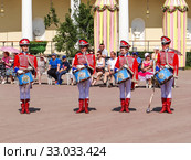 Барабанщицы оркестра "Виват, Россия!", в исторической форме гусар 1813 г., на фестивале ”Императорский букет”. Павловск. (2014 год). Редакционное фото, фотограф Сергей Афанасьев / Фотобанк Лори