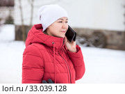 Casual fashion woman talking on cellphone outdoor in winter season. Стоковое фото, фотограф Кекяляйнен Андрей / Фотобанк Лори