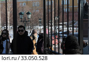 Москва, люди при входе в Александрийский сад (2020 год). Редакционное фото, фотограф Дмитрий Неумоин / Фотобанк Лори