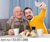 Elderly father and son doing selfie. Стоковое фото, фотограф Яков Филимонов / Фотобанк Лори