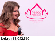 Алина Санько - обладательница титула российской модели и красавицы, коронованная, как Мисс Россия 2019 на фоне эмблемы конкурса Мисс Россия в городе Москве, Россия (2020 год). Редакционное фото, фотограф Николай Винокуров / Фотобанк Лори