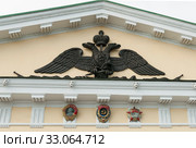 SAINT PETERSBURG, RUSSIA - september 12, 2019: imperial eagle and soviet awards on facade of Saint Petersburg Mining University, built in 1811 by Andrey Voronikhin. Стоковое фото, фотограф Короленко Елена / Фотобанк Лори