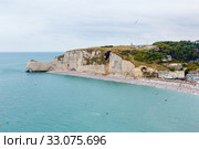 Этрета, Франция. Алебастровое побережье: пляж и арка Д’Амонт (La Falaise d’Amont) (2017 год). Стоковое фото, фотограф Rokhin Valery / Фотобанк Лори