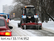 Трактор чистит тротуар от снега. Москва, Чертаново, Кировоградская улица (2020 год). Редакционное фото, фотограф Щеголева Ольга / Фотобанк Лори