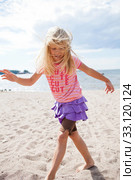 Young girl at beach. Стоковое фото, фотограф Elina Manninen / PantherMedia / Фотобанк Лори