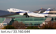 Israel Airlines Boeing 737-900ER 4X-EHE taking off from Barcelona Airport (2020 год). Редакционное фото, фотограф Яков Филимонов / Фотобанк Лори