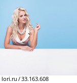 Young smiling woman showing blank board. Стоковое фото, фотограф Piotr Stryjewski / PantherMedia / Фотобанк Лори