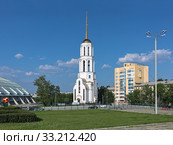 Екатеринбург. Храм-колокольня во имя преподобного Сергия Радонежского и преподобномученицы Великой княгини Елизаветы Феодоровны рядом с футбольным манежем "Урал" (2018 год). Редакционное фото, фотограф Михаил Марковский / Фотобанк Лори