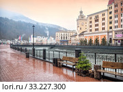 Дождь на Хуторе Rosa Khutor in Sochi on a rainy day (2018 год). Редакционное фото, фотограф Baturina Yuliya / Фотобанк Лори
