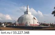 Вид на древнюю дагобу Ruwanweli Maha Seya. Анурадхапура, Шри-Ланка (2020 год). Стоковое видео, видеограф Виктор Карасев / Фотобанк Лори