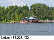 Буксиры "Спутник" и "Р-795" на причале ОАО "Фанплит" в Костроме, Россия (2019 год). Редакционное фото, фотограф Елена Коромыслова / Фотобанк Лори