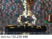 Город Тула. Музей "Тульские самовары". Крошечный самовар и его детали в застекленной витрине (2019 год). Редакционное фото, фотограф Наталья Николаева / Фотобанк Лори