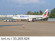 Подготовка к вылету самолета Airbus A320-214 (4R-ABO) SriLankan Аирлинес в аэропорту Bandaranaike. Шри-Ланка (2020 год). Редакционное фото, фотограф Виктор Карасев / Фотобанк Лори