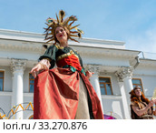 Сцена из оперы "Геракл и золотой апельсин" на террасе Елагина дорца в рамках фестиваля тюльпанов 2019 года. Санкт-Петербург. Редакционное фото, фотограф Александр Щепин / Фотобанк Лори