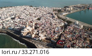 General aerial view of Spanish port city of Cadiz overlooking Atlantic Ocean in sunny day (2019 год). Стоковое видео, видеограф Яков Филимонов / Фотобанк Лори