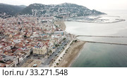View from drone of famous tourist town of Roses on Catalan coast of Gulf of Roses, Costa Brava, Spain (2019 год). Редакционное видео, видеограф Яков Филимонов / Фотобанк Лори