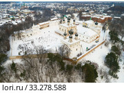 Свято-Троицкий Макарьево-Унженский монастырь крупным планом январским пасмурным днем (аэросъемка). Макарьев, Костромская область. Россия (2020 год). Стоковое фото, фотограф Виктор Карасев / Фотобанк Лори