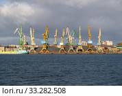 Погрузка каменного угля в Клайпедском морском порту. Литва (2012 год). Редакционное фото, фотограф Ирина Борсученко / Фотобанк Лори