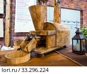 Крафтовая шнековая маслобойня  для холодного отжима масла (2019 год). Редакционное фото, фотограф Вячеслав Палес / Фотобанк Лори