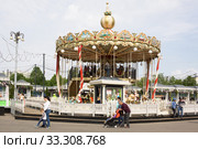 Карусель на площади Революции в Москве (2019 год). Редакционное фото, фотограф Солодовникова Елена / Фотобанк Лори