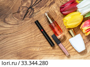 Разноцветные тюльпаны и декоративная косметика на деревянной поверхности. Место для текста. Стоковое фото, фотограф Наталья Гармашева / Фотобанк Лори
