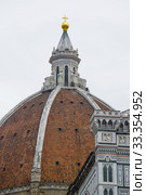 Купол собора  Santa Maria del Fiore крупным планом на фоне облачного неба. Флоренция, Италия (2017 год). Стоковое фото, фотограф Виктор Карасев / Фотобанк Лори