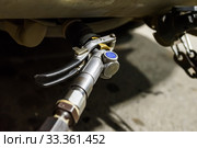 Заправка автомобиля газом. Газовый пистолет вставлен в машину (2019 год). Редакционное фото, фотограф Игорь Низов / Фотобанк Лори