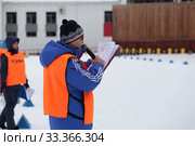 Судья комментирует трассу ХХ Тюменского марафона. Город Заводоуковск (2020 год). Редакционное фото, фотограф Анатолий Матвейчук / Фотобанк Лори