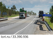 Седельный тягач Петербилт на трассе Сургут-Когалым летом. Peterbilt truck on Surgut-Kogalym highway in summer. (2015 год). Редакционное фото, фотограф Евгений Романов / Фотобанк Лори