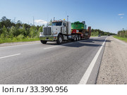 Седельный тягач Петербилт на трассе Сургут-Когалым летом. Peterbilt truck on Surgut-Kogalym highway in summer. Стоковое фото, фотограф Евгений Романов / Фотобанк Лори