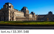 Panorama of Louvre Palace courtyard with pyramid (2018 год). Стоковое фото, фотограф Яков Филимонов / Фотобанк Лори