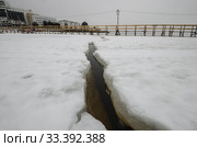 Трещина на реке. Вид на город Архангельск. Начало ледохода. Весна на Севере (2020 год). Стоковое фото, фотограф Яковлев Сергей / Фотобанк Лори