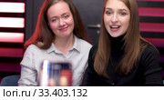 Bloggers live streaming using phone. Стоковое видео, видеограф Ekaterina Demidova / Фотобанк Лори