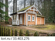 Кукольный Домик Dollhouse small wooden yellow house (2020 год). Редакционное фото, фотограф Baturina Yuliya / Фотобанк Лори