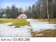 Поленовский дом Polenovsky house with a red roof in Abramtsevo (2020 год). Редакционное фото, фотограф Baturina Yuliya / Фотобанк Лори