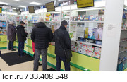 Москва, 21 Марта2020. Люди в аптеке покупают лекарственные средства во время карантина. Редакционное фото, фотограф Мила Демидова / Фотобанк Лори
