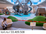 Закрытая детская площадка по указу губернатора в торговом центре МЕГА в Химках Московской области во время эпидемии коронавируса COVID-19 в России и мире (2020 год). Редакционное фото, фотограф Николай Винокуров / Фотобанк Лори