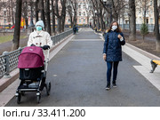 Женщины в медицинских масках на прогулке. Пандемия, Короавирус (2020 год). Стоковое фото, фотограф Светлана Голинкевич / Фотобанк Лори
