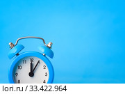 Концепция часы - время, справа пустое место, синий фон. Стоковое фото, фотограф Иванов Алексей / Фотобанк Лори
