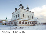 Старинный Троицкий собор  в Троицком Макариево-Унженском монастыре облачным январским днем. Костромская область. Россия (2020 год). Стоковое фото, фотограф Виктор Карасев / Фотобанк Лори